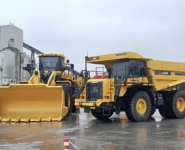 The Komatsu WA800 wheel loader and HD605 rigid dumptruck supplied to 