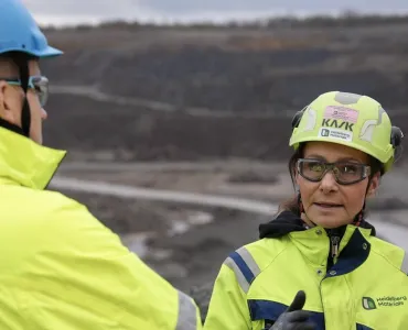 L-R: Fredrik Tjernström, Volvo electromobility solution sales, and Marie Apelgren, quarry supervisor at Heidelberg Materials’ Skövde site
