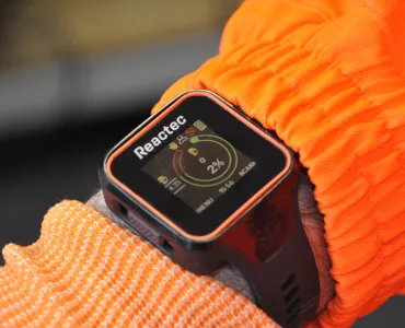 Workers can pair their Trolex XD1+ dust monitor with Reactec’s latest wearable device, the R-Link smart watch, to view their own dust exposure levels on the watch face