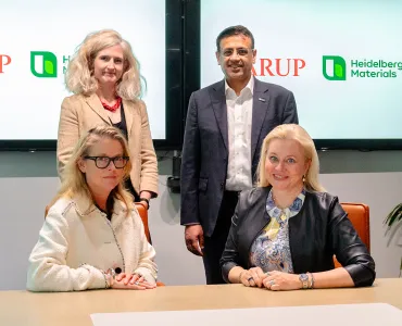 Signing of the Memorandum of Understanding between Heidelberg Materials and Arup. Seated (L-R): Dame Jo da Silva, chief sustainable development officer, Arup; and Dr Katharina Beumelburg, chief sustainability and new technologies officer, Heidelberg Materials. Standing (L-R): Jemima Bruin-Bland, carbon capture and utilization lead - UKIMEA, Arup; and Mubarik Chowdhry, vice-president of global key account and product management for evoZero, Heidelberg Materials