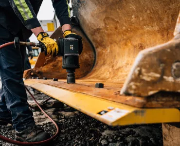 Caterpillar have introduced new single-life cutting edges for their medium-size wheel loader range