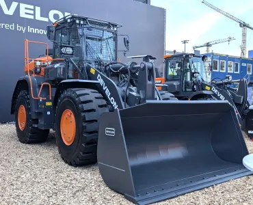 Develon DL320-7 wheel loader equipped with the updated waste and recycling kit 