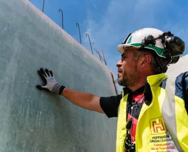 H-UKR decarbonized cement is manufactured cold, using industrial co-products and activators from the chemical industry, ultimately producing clinker-free, low-carbon concretes and concrete products