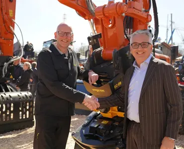 L-R: Krister Blomgren, engcon CEO, and Francesco Quaranta, HCME president and CEO