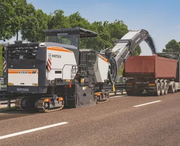 Thanks to its high daily output, the W 210 XF large milling machine from Wirtgen can handle a wide range of applications
