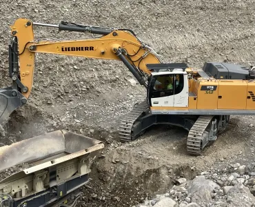 The new-generation Liebherr R 978 SME crawler excavator in operation at Beynon sand and gravel quarry in France
