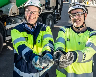 First deliveries of evoZero leave the Brevik plant. L–R: Vetle Houg, managing director of  cement Norway; and Per Ole Morken, Brevik plant manager