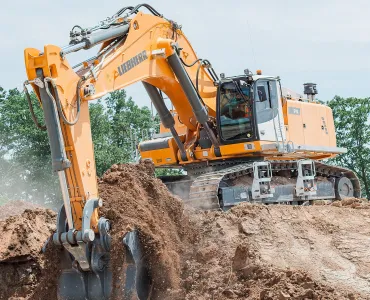 The Liebherr R 992 crawler excavator in action