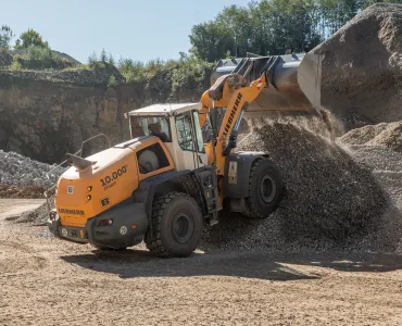 In the quarry, the L 580 XPower wheel loader showcases its powerful drive and high handling capacity