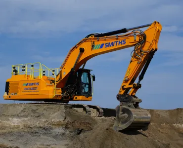 Smiths’ brand-new JCB 370X tracked excavator in operation 