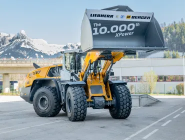 The 10,000th XPower wheel loader with specially labelled bucket at the Liebherr factory in Bischofshofen
