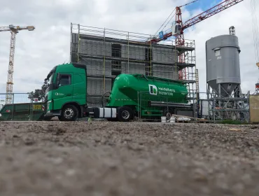 Heidelberg Materials, recognized for their expertise in 3D concrete printing and the decarbonization of the built environment, are supplying high-tech materials with significantly reduced CO2 emissions for DREIHAUS