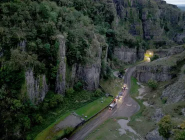 Heidelberg Materials UK and Somerset Council removed and recycled the worn-out two-mile road, and produced and laid the new asphalt under challenging conditions, including steep gradients, narrow passes and nighttime working