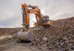 CMSE’s Liebherr R 992 crawler excavator is specially equipped with an enlarged, reinforced bucket for rock extraction