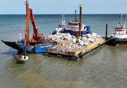Rock armour from Glensanda was shipped to the east coast where the boat anchored at sea, with a smaller barge transporting approximately 1,000 tonnes of aggregates to the beach twice a day at high tide