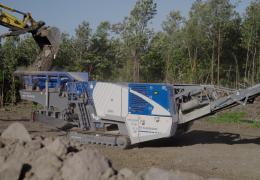 The rugged, reliable, and powerful Kleemann mobile jaw crusher makes easy work of crushing Hawaii’s volcanic Blue Rock