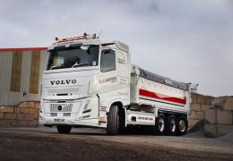 CJ Hurford & Sons have taken delivery of the UK’s first Volvo FH Aero 8x4 Tridem tipper