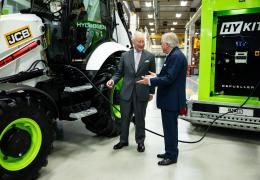 Lord Bamford explains to His Majesty The King the simple and quick process of refuelling a hydrogen backhoe loader