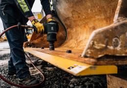 Caterpillar have introduced new single-life cutting edges for their medium-size wheel loader range