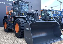 Develon DL320-7 wheel loader equipped with the updated waste and recycling kit 