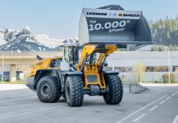 The 10,000th XPower wheel loader with specially labelled bucket at the Liebherr factory in Bischofshofen