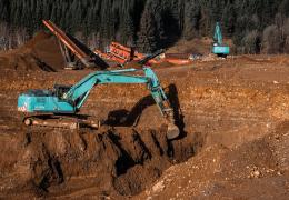 Cross Civils’ Molson-supplied equipment working the sand and gravel deposit next to the river Tay