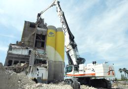 Hercal have invested in the largest demolition excavator on the Iberian Peninsula – the Liebherr R 980 Demolition 