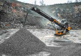 Screencore 365 stockpiler in WBI Baumaschinen livery receiving feed from a primary crusher
