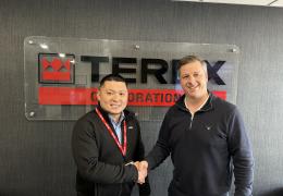 L–R: Masashi Nakamura, general manager at Kurimoto and Neil McIlwaine, business line director for MAGNA