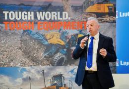 Howard Dale, president of LiuGong Europe, speaking at the Guangxi Golden Silkball Friendship Award ceremony 