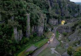 Heidelberg Materials UK and Somerset Council removed and recycled the worn-out two-mile road, and produced and laid the new asphalt under challenging conditions, including steep gradients, narrow passes and nighttime working