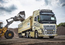Gold Volvo FH16 750 truck
