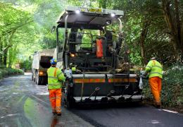 Low-carbon asphalt