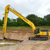 The customized PC700LC-11E0 in operation at Kann GmbH Baustoffwerke’s Mülheim-Kärlich site